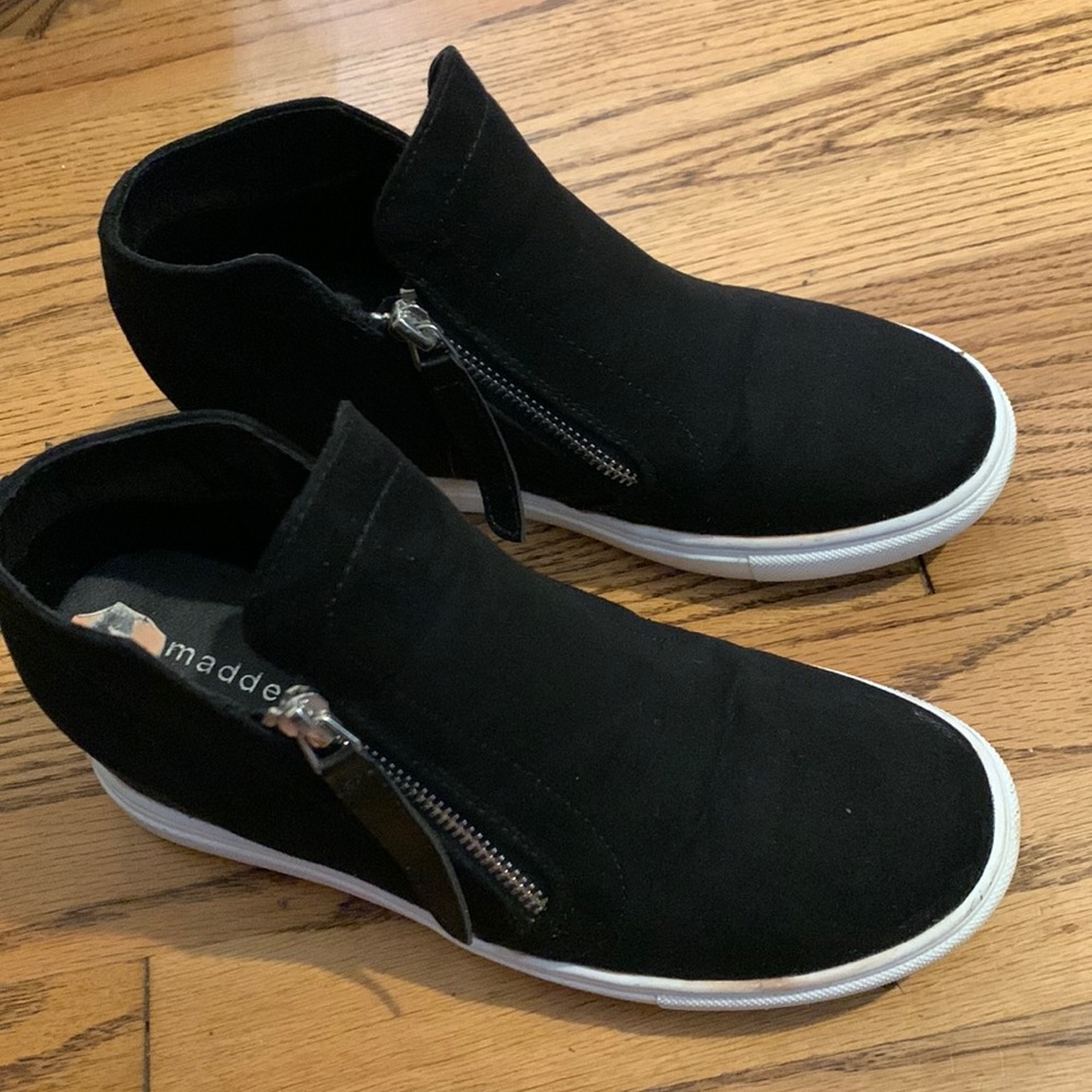Black madden girl shoes with a little height to the shoes